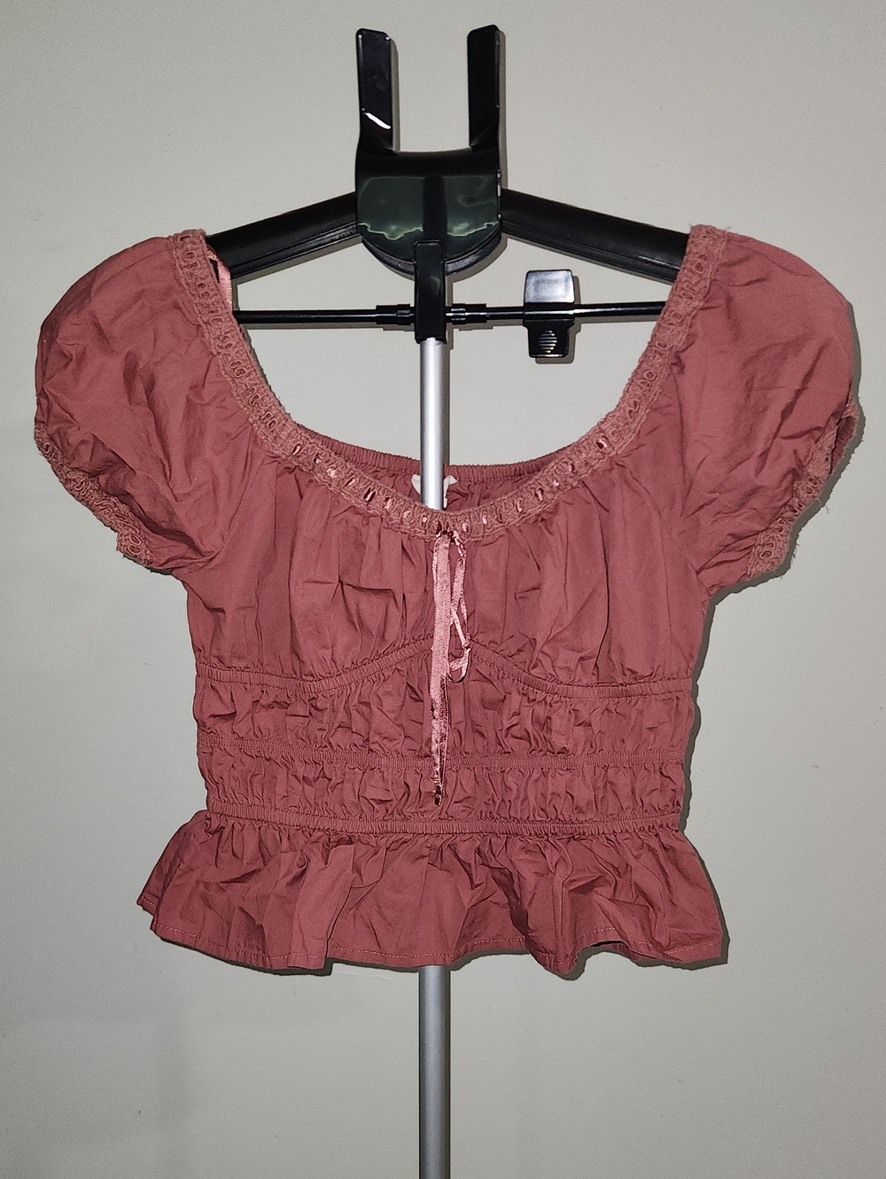 Sim & Sam Women’s Gathered Peplum Short Sleeve Top - Dusty Rose. Medium.